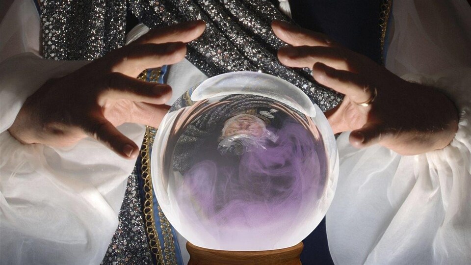 Une boule de cristal surmontée par deux mains