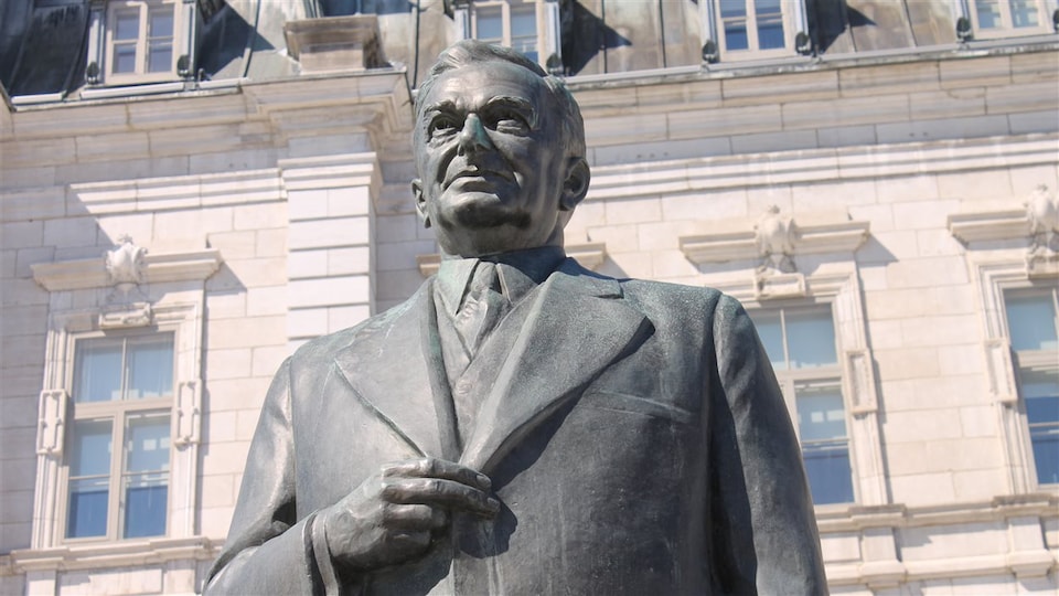 La statue de Maurice Duplessis devant l'hôtel du Parlement à Québec