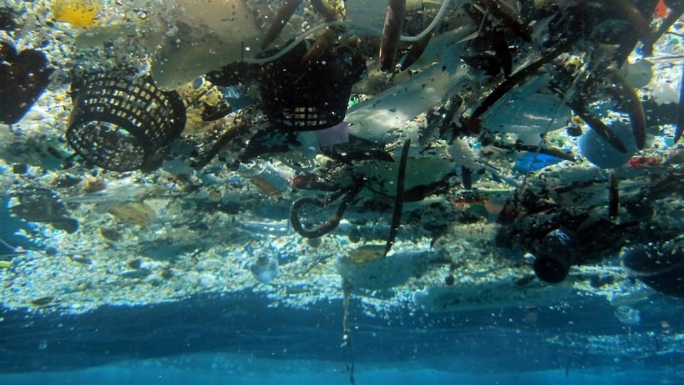 Déchets de plastique qui flottent dans l'océan.
