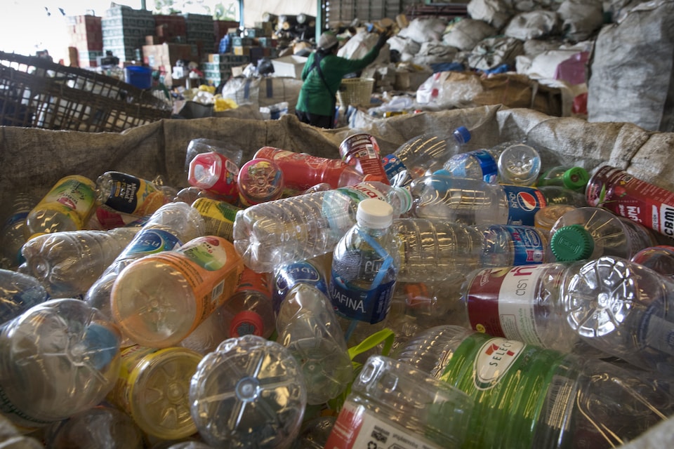 Des bouteilles en plastique dans un centre de recyclage en Thaïlande.
