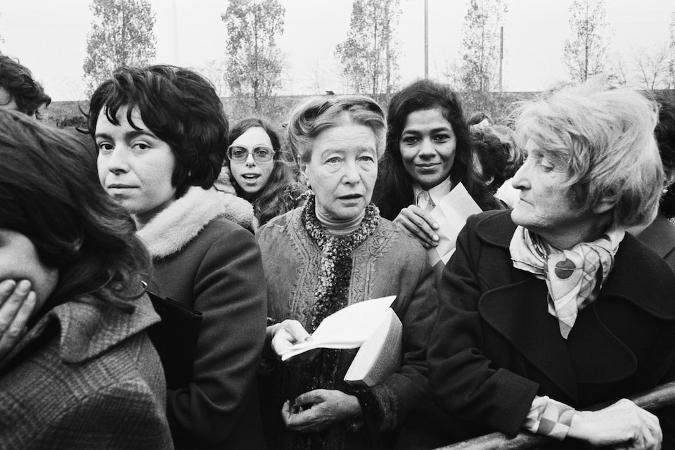 En 1972, un an et demi après le Manifeste des 343, l'auteure féministe Simone de Beauvoir participe à une manifestation pro-avortement lors du procès de Bobigny.