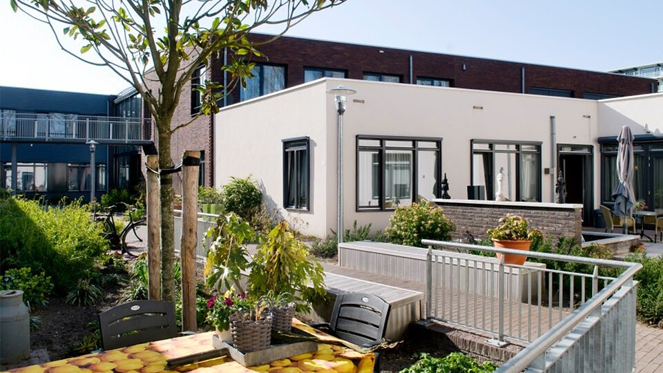 Un point de vue sur le complexe d'habitations Hogeweyk pour personnes atteintes de démence, aux Pays-Bas.