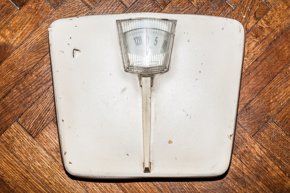 Une balance sur un vieux plancher