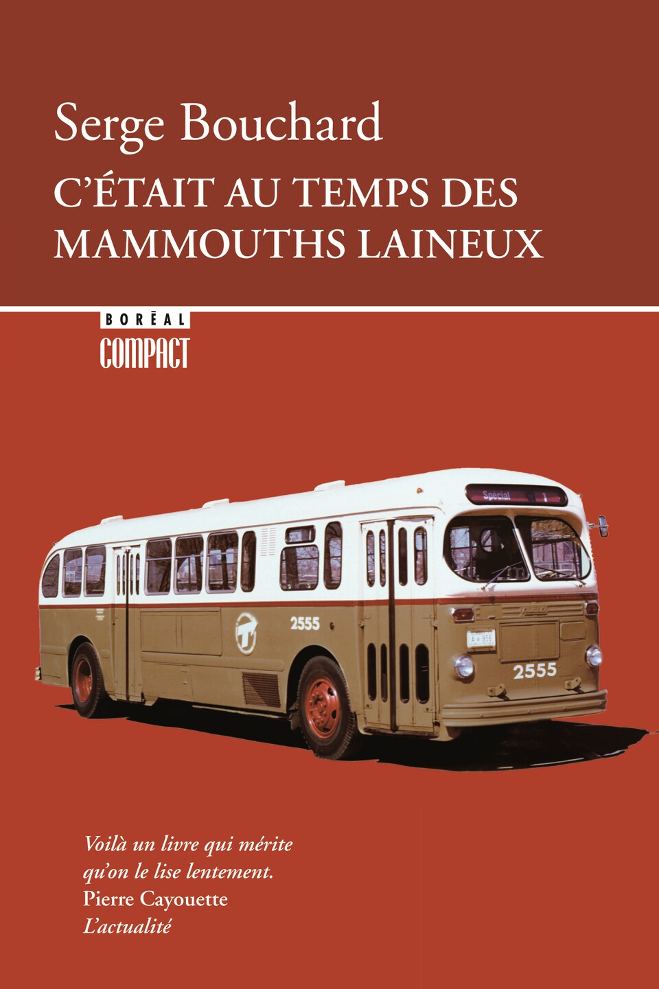 La couverture de l'essai <em>C'était au temps des mammouths laineux</em>, de Serge Bouchard, représentant un vieil autobus sur fond rouge