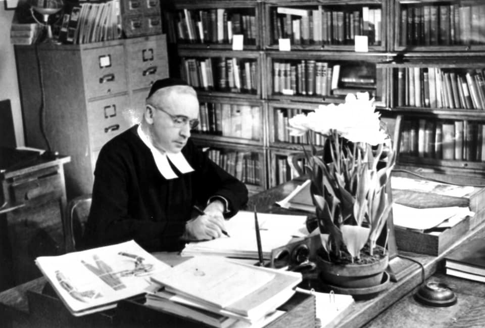Le frère Marie-Victorin dans son bureau de l'Institut botanique en 1939