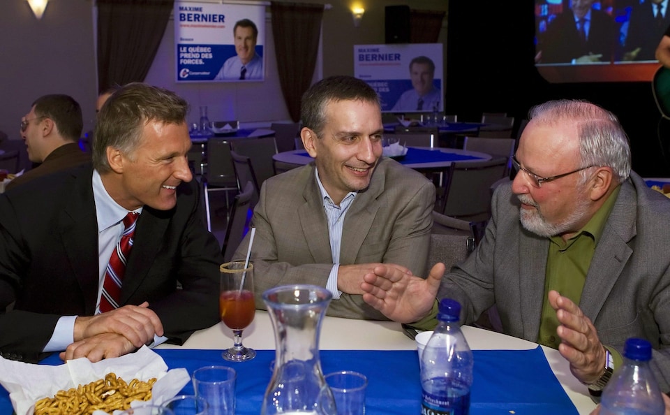 Maxime Bernier et Martin Masse écoutent parler Janvier Grondin, député à l'époque de l'Action démocratique du Québec.