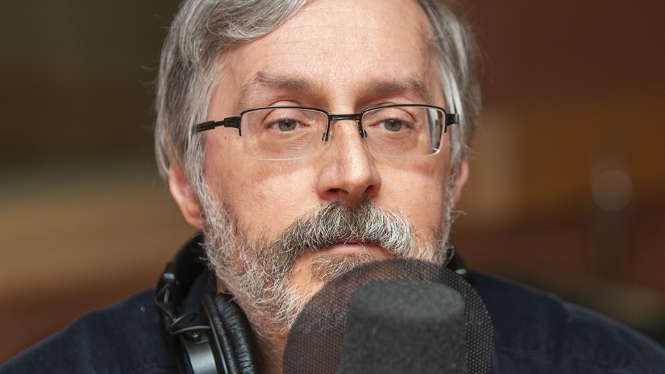 Charles Montpetit au micro de Catherine Perrin.