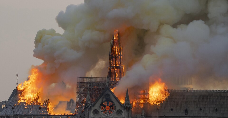 Vue de la cathédrale Notre-Dame-de-Paris en flammes, le 15 avril.
