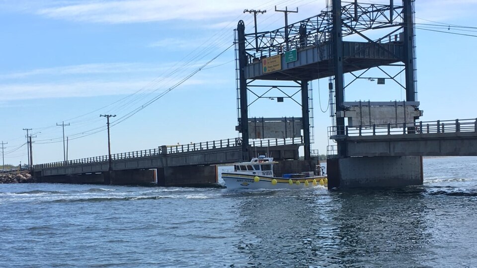 Il faut élever une partie du tablier du pont actuel pour laisser passer les bateaux. 