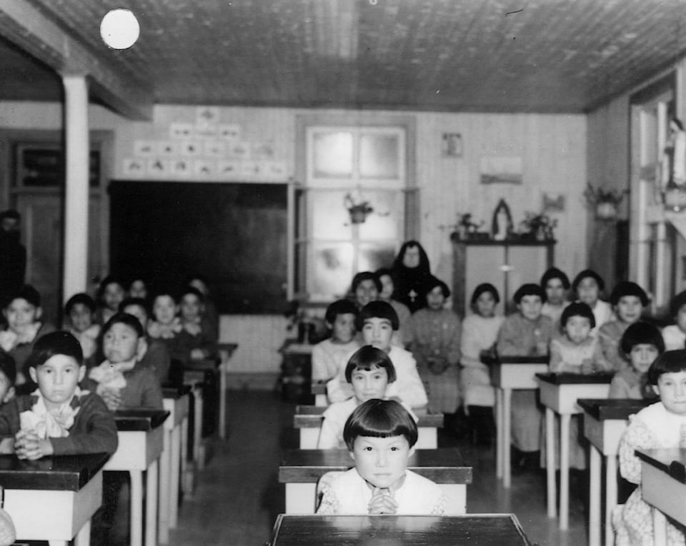 Enfants autochtones en salle de classe au pensionnat indien catholique de Fort George (Québec), 1939