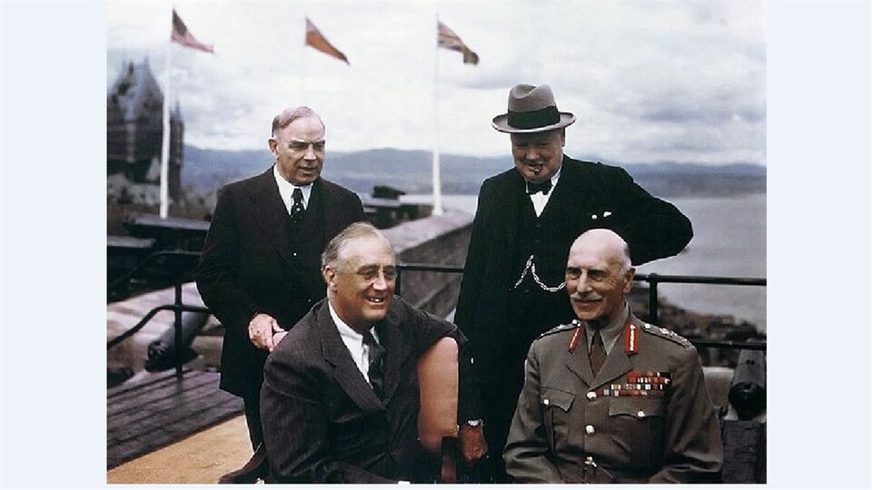 Le premier ministre canadien Mackenzie King, le premier ministre britannique Winston Churchill, le gouverneur général du Canada Alexander Cambridge Earl of Athlone et le président américain Franklin Roosevelt à la conférence de Québec en 1943. En arrière-plan, le Château Frontenac et le fleuve Saint-Laurent.