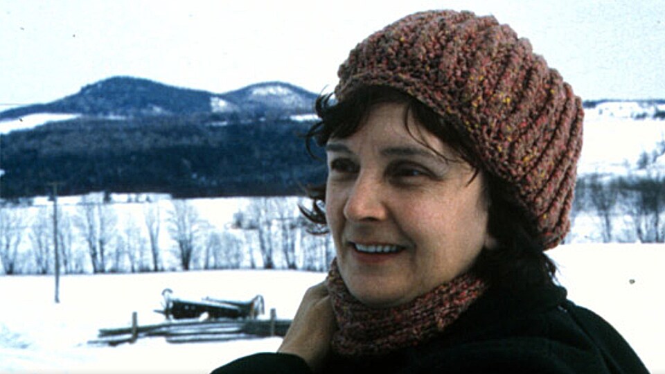 Simonne Monet-Chartrand apparaît en hiver, vêtue d'un bonnet.