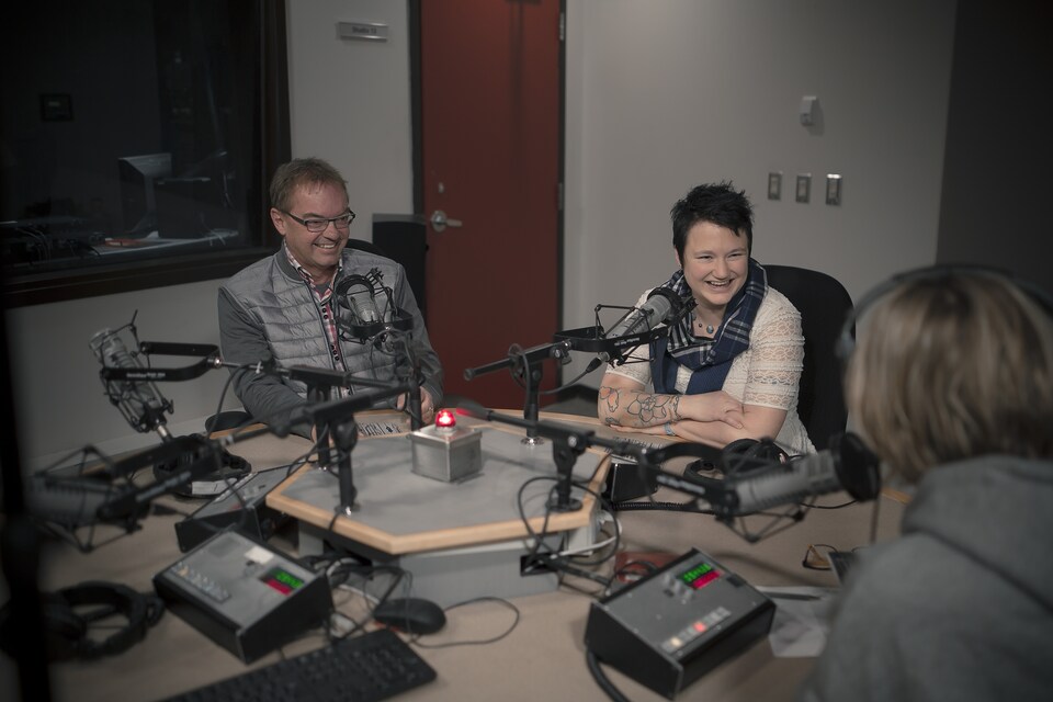 De gauche à droite, André et Tina Charlebois, ainsi que Jhade Montpetit dans un studio, dans le cadre d'une entrevue.