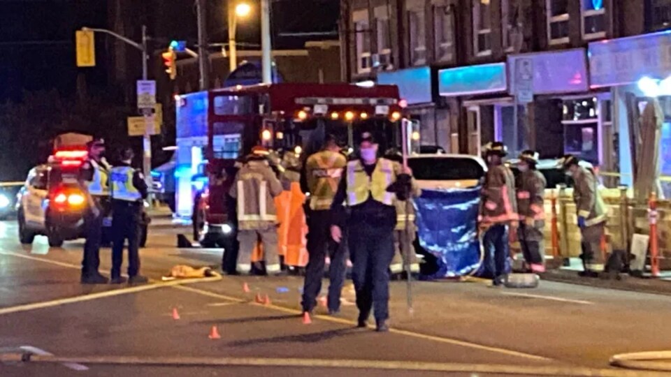 Une scène d'accident avec des officiers de police et des pompiers.