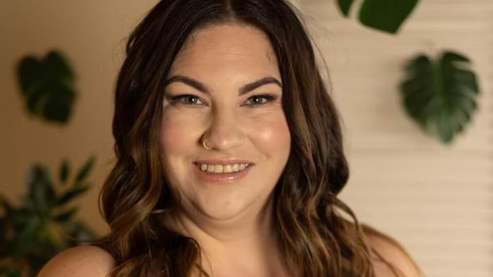 Amy Silva sourit.