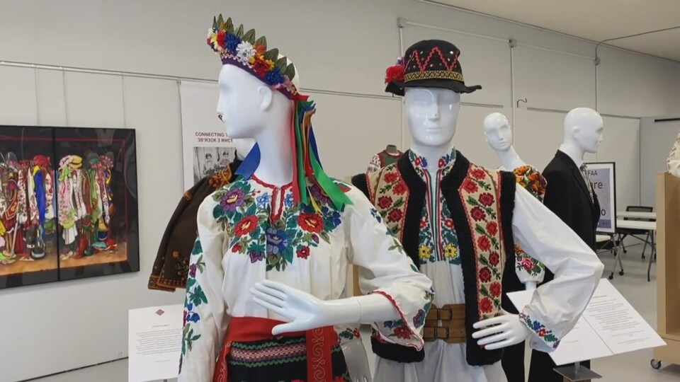 Deux mannequins vêtus d'habits traditionnels ukrainiens.