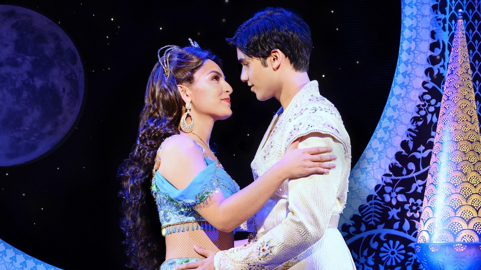 Une femme et un homme costumés en personnages d'Aladdin.