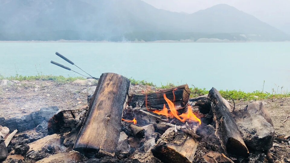 Un feu de bois en plein air dans un parc de l'Alberta.