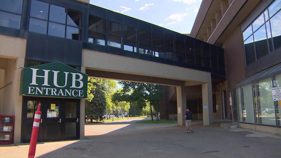 Le campus de l'Univeristé de l'Alberta en août.
