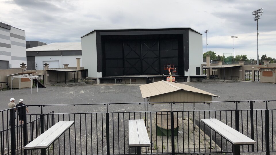 L'image nous fait voir les nouvelles installation pour présenter des spectacles l'été à Alma.