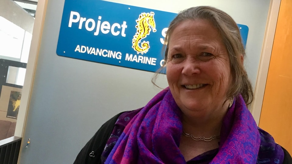 Amanda Vincent devant le laboratoire de Project Seahorse.