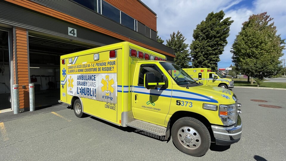 Une affiche sur laquelle on peut lire « combien de décès cela va-t-il prendre pour élaborer la bonne couverture de risque? Ambulance Granby dans l'oubli! » est accrochée sur une ambulance.