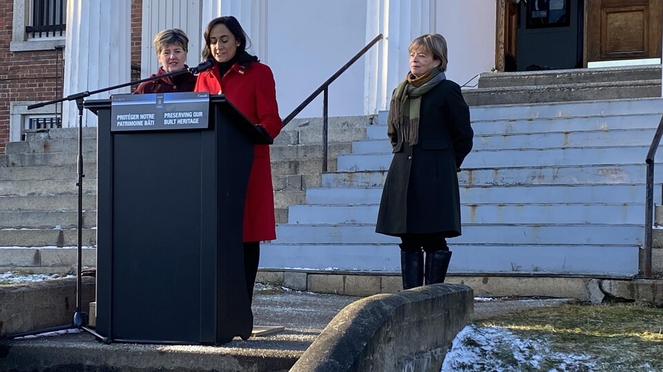 Anita Anand aux côtés de Marie-Claude Bibeau et d'Élisabeth Brière.