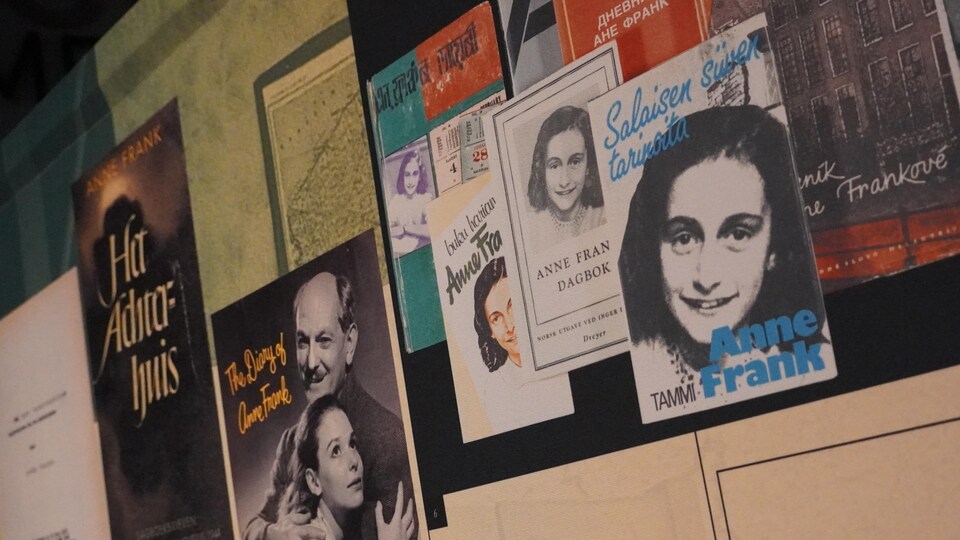 Un mur avec plusieurs affiches de l'exposition Anne Frank - Une histoire d’aujourd’hui.