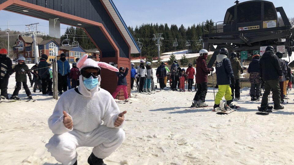 Un employé de la station déguisé en lapin de Pâques.