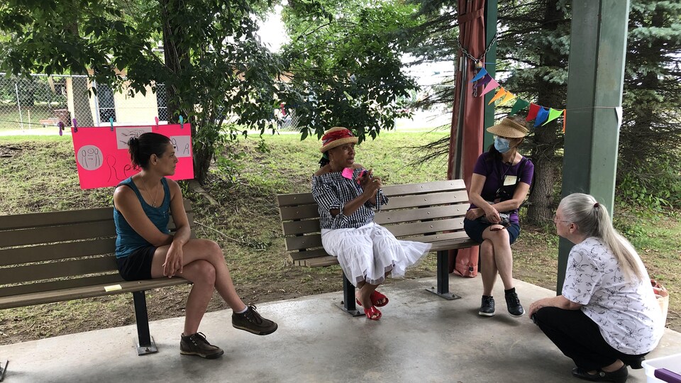 Une résidente d'Ascot raconte sa vie sous l'écoute attentive de trois autres personnes du quartier.