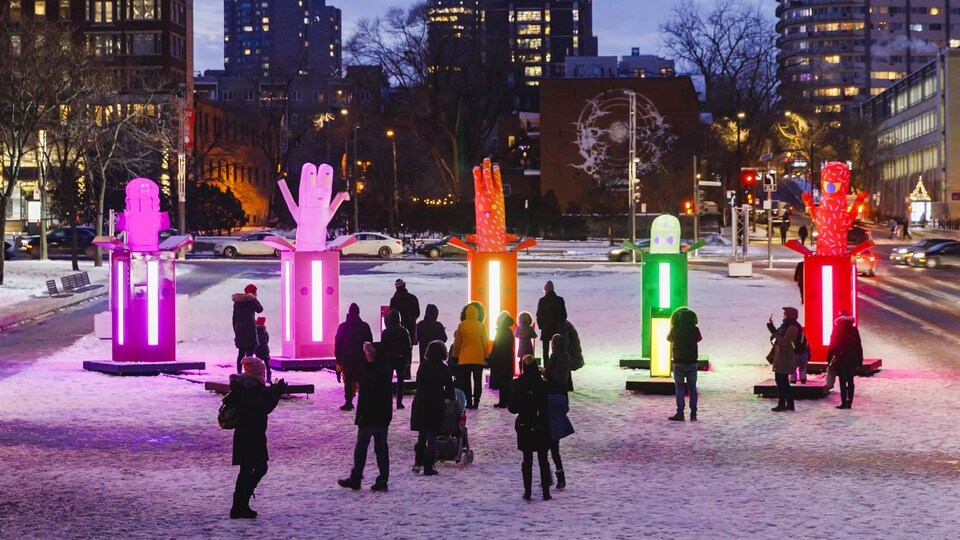 Une installation artistique lumineuse dans une ville.