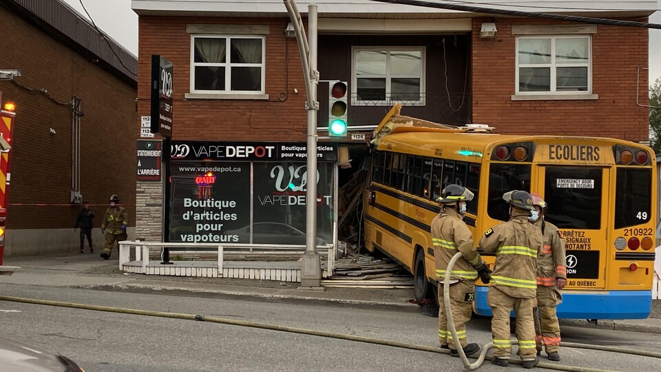 https://images.radio-canada.ca/q_auto,w_960/v1/ici-regions/16x9/autobus-sherbrooke-immeuble-accident-scolaire-41831.JPG