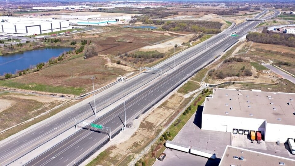 Vue aérienne d'une portion d'autoroute sans aucun véhicule circulant dessus.