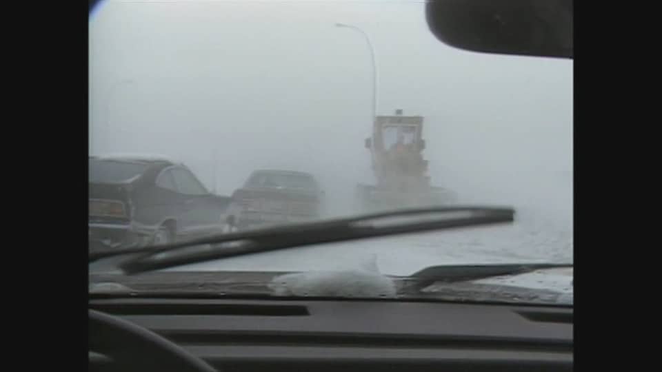 Des voitures coincées sur l'autoroute pendant la tempête du 14 mai 1986.
