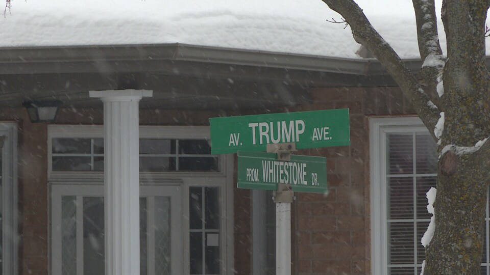 Le panneau de l'avenue Trump à l'intersection de la promenade Whitestone.