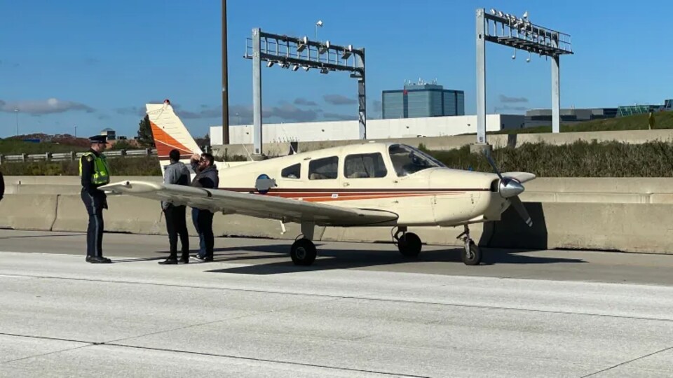 Un avion sur une voie de secours d'autoroute.
