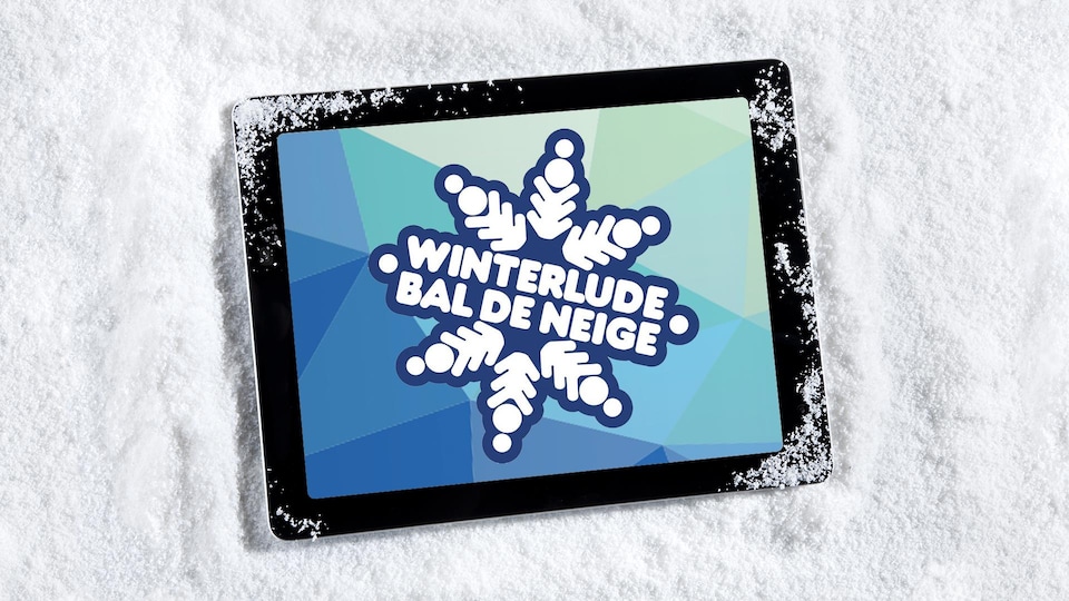 Une tablette déposée sur de la neige qui affiche le logo du Bal de neige.
