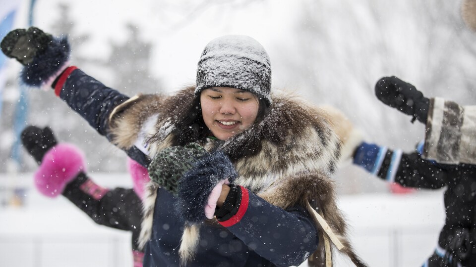 Une femme qui danse à l'extérieur en hiver.