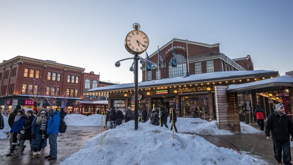 Un plan large du marché By à Ottawa.