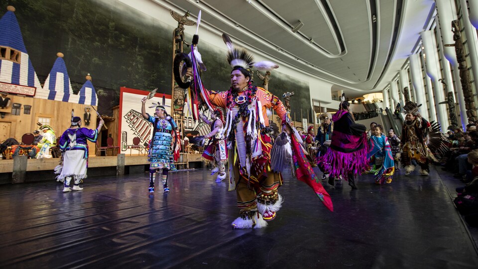 Des danseurs autochtones au Musée canadien de l’histoire.