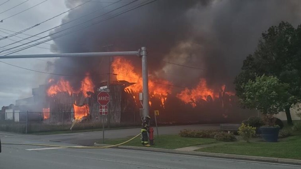 Un bâtiment en flammes.