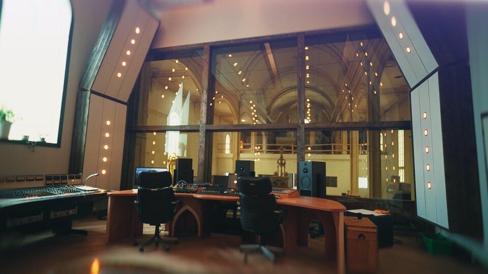 Un studio d'enregistrement dans une église.