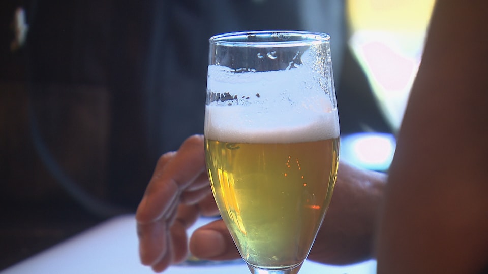 Un verre de bière sur une table