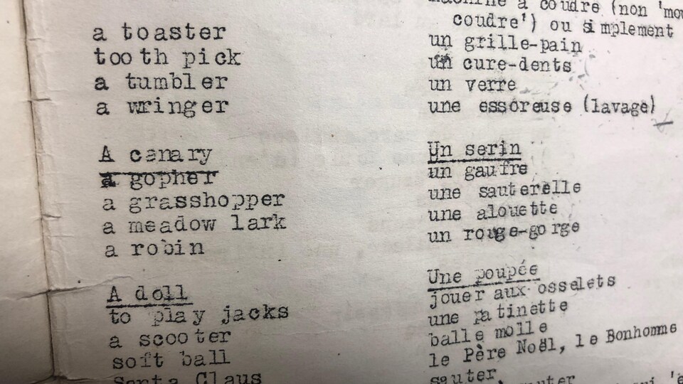 L'intérieur du livret, le Bon parler français. On voit des traductions de l'anglais au français.
