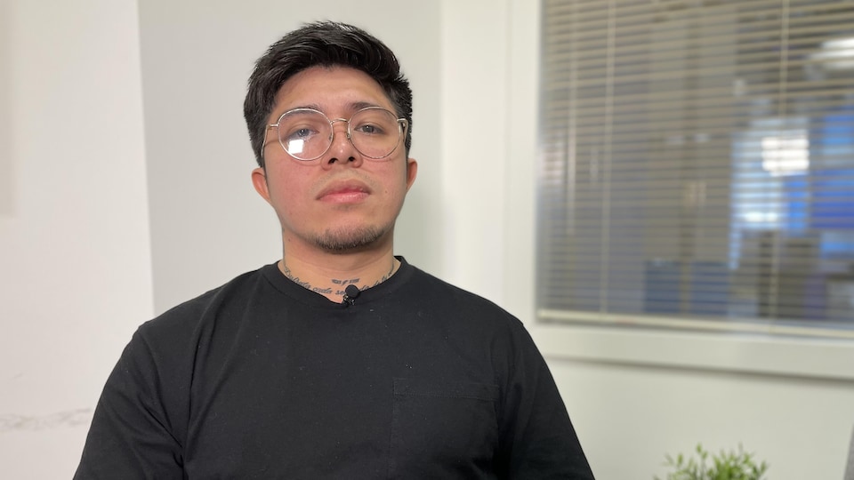 Brandon Manzano regarde la caméra.