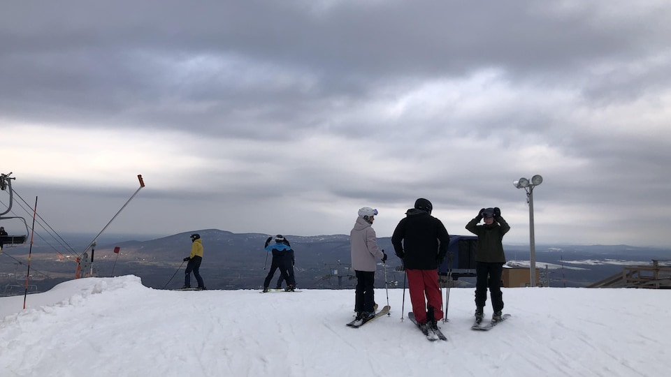 Des personnes skient. 