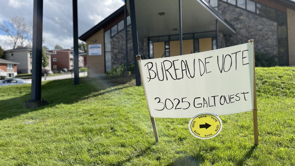Une pancarte indiquant « bureau de vote 3025 Galt Ouest » avec une flèche vers la droite.
