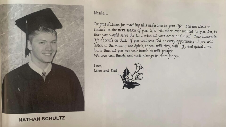 Une photo de la remise de diplôme avec un texte d'accompagnement signé par les parents de Nathan Schultz. 
