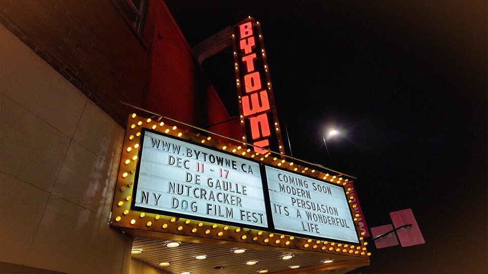 L'enseigne illuminée du cinéma Bytowne à Ottawa durant la nuit.