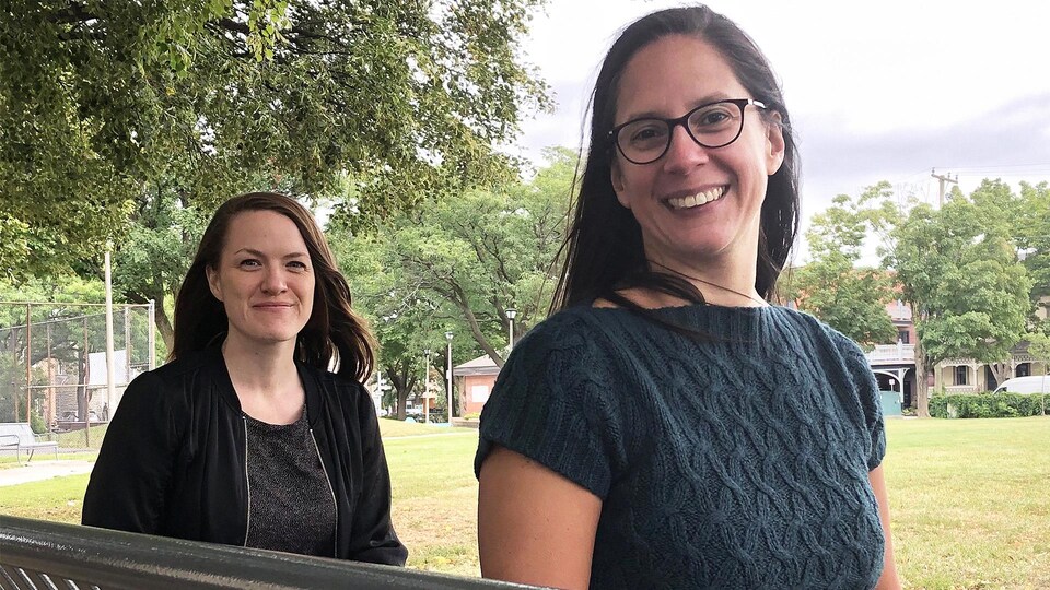 Lisa L’Heureux et Caroline Yergeau assises sur un banc dans un parc.